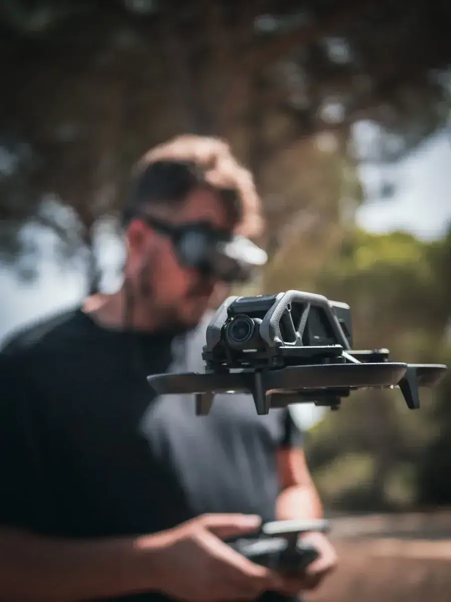 Dron FPV cinematográfico